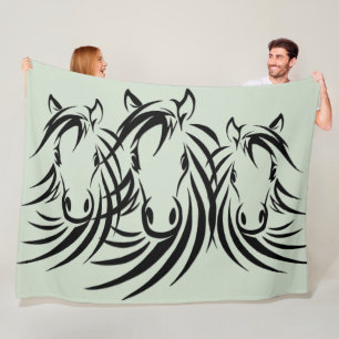 Schwarze Pferdeköpfe grün Fleecedecke