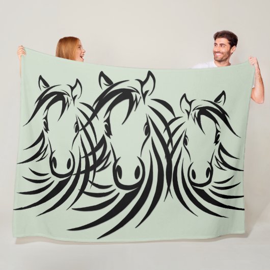 Schwarze Pferdeköpfe grün Fleecedecke (Beispiel)