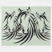 Schwarze Pferdeköpfe grün Fleecedecke (Vorderseite (Horizontal))