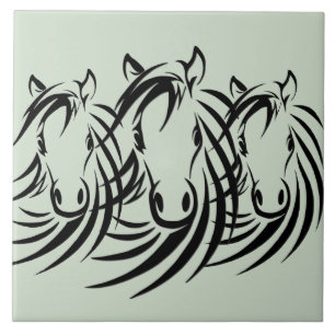 Schwarze Pferdeköpfe grün Fliese