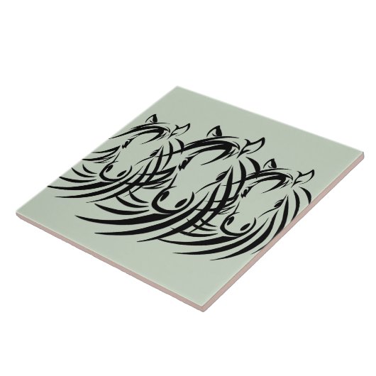 Schwarze Pferdeköpfe grün Fliese (Seite)