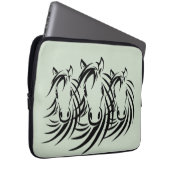 Schwarze Pferdeköpfe grün Laptopschutzhülle (Vorne Rechts)