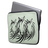 Schwarze Pferdeköpfe grün Laptopschutzhülle (Vorderseite Links)