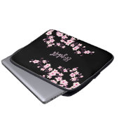 Schwarze Pinke Kirschblüten-Monogramm Laptopschutzhülle (Vorne Knopf)