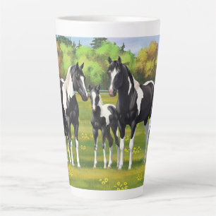 Schwarze Pinto Farbe Quarter Pferde im Sommer Weid Milchtasse