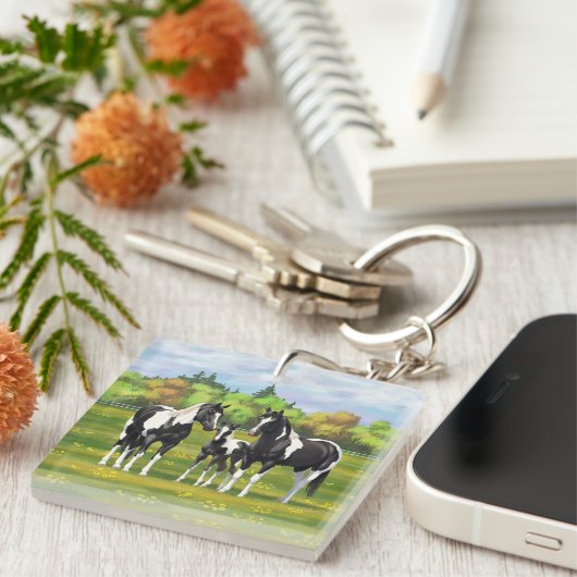Schwarze Pinto Farbe Quarter Pferde im Sommer Weid Schlüsselanhänger (Vorderseite rechts)