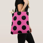 Schwarze Polka Dots Muster auf rosa Tasche (Von Nahem)