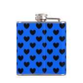 Schwarze Polka Herzen auf blau Flachmann (Rückseite)