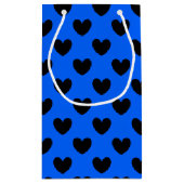 Schwarze Polka Herzen auf blau Kleine Geschenktüte (Rückseite)