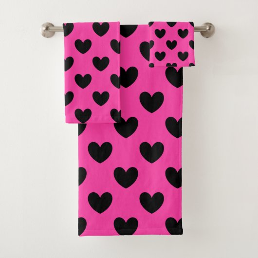 Schwarze Polka Herzen auf Fuchsienrosa Badhandtuch Set (Insitu)