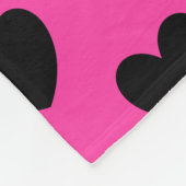 Schwarze Polka Herzen auf Fuchsienrosa Fleecedecke (Ecke)