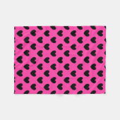 Schwarze Polka Herzen auf Fuchsienrosa Fleecedecke (Vorderseite (Horizontal))