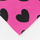 Schwarze Polka Herzen auf Fuchsienrosa Fleecedecke (Ecke)