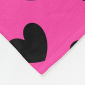 Schwarze Polka Herzen auf Fuchsienrosa Fleecedecke (Ecke)