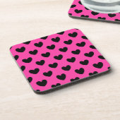 Schwarze Polka Herzen auf Fuchsienrosa Getränkeuntersetzer (Linke Seite)