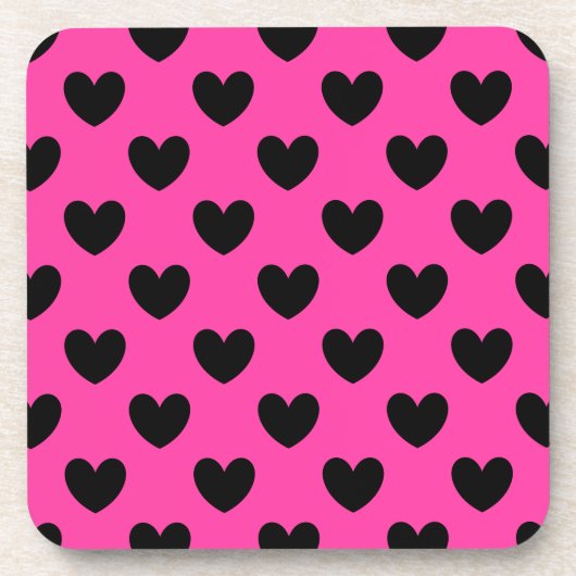Schwarze Polka Herzen auf Fuchsienrosa Getränkeuntersetzer (Vorderseite)