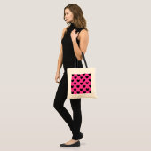Schwarze Polka Herzen auf Fuchsienrosa Tragetasche (Vorderseite (Model))