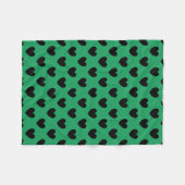 Schwarze Polka Herzen auf Kelly Green Fleecedecke (Vorderseite (Horizontal))