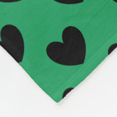 Schwarze Polka Herzen auf Kelly Green Fleecedecke (Ecke)