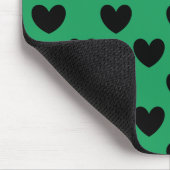 Schwarze Polka Herzen auf Kelly Green Mousepad (Ecke)