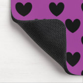 Schwarze Polka-Herzen auf lila Mousepad (Ecke)