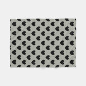Schwarze Polka Herzen auf Pussywillow Gray Fleecedecke (Vorderseite (Horizontal))
