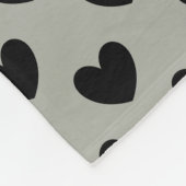 Schwarze Polka Herzen auf Pussywillow Gray Fleecedecke (Ecke)