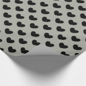 Schwarze Polka Herzen auf Pussywillow Gray Geschenkpapier (Ecke)