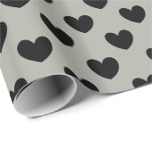 Schwarze Polka Herzen auf Pussywillow Gray Geschenkpapier (Rolleneckpunkt)