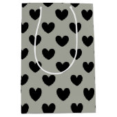 Schwarze Polka Herzen auf Pussywillow Gray Mittlere Geschenktüte (Vorderseite)