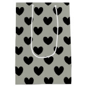Schwarze Polka Herzen auf Pussywillow Gray Mittlere Geschenktüte (Rückseite)