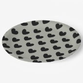 Schwarze Polka Herzen auf Pussywillow Gray Pappteller (Schrägansicht)