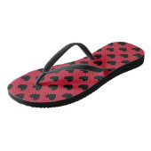 Schwarze Polka Herzen auf rot Badesandalen (Schrägansicht)