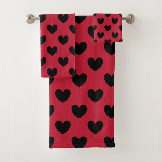Schwarze Polka Herzen auf rot Badhandtuch Set (Insitu)