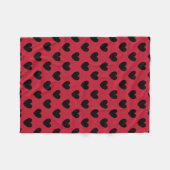 Schwarze Polka Herzen auf rot Fleecedecke (Vorderseite (Horizontal))