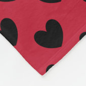 Schwarze Polka Herzen auf rot Fleecedecke (Ecke)