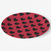 Schwarze Polka Herzen auf rot Pappteller (Schrägansicht)