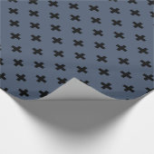 Schwarze Polka-Kreuze auf blau-grau Geschenkpapier (Ecke)