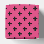 Schwarze Polka-Kreuze auf Fuchsia Geschenkschachtel (Oben)