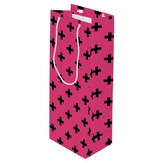 Schwarze Polka-Kreuze auf Fuchsia Geschenktüte Für Weinflaschen (Vorderseite Schrägansicht)