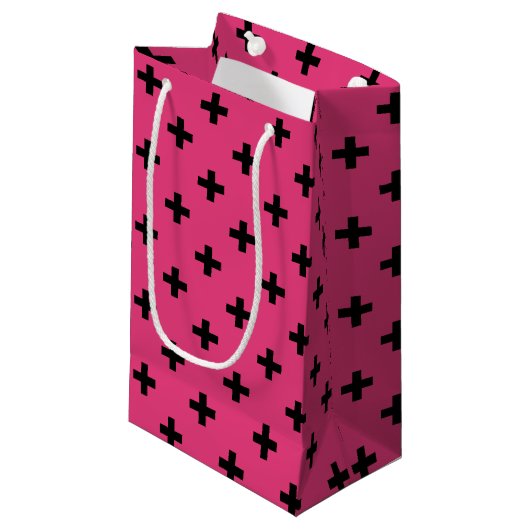 Schwarze Polka-Kreuze auf Fuchsia Kleine Geschenktüte (Vorderseite Schrägansicht)