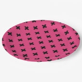 Schwarze Polka-Kreuze auf Fuchsia Pappteller (Schrägansicht)