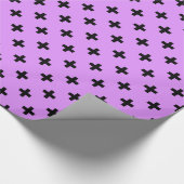 Schwarze Polka-Kreuze auf Lila Geschenkpapier (Ecke)