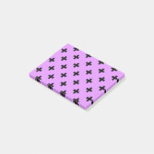 Schwarze Polka-Kreuze auf Lila Post-it Klebezettel (angewinkelt)
