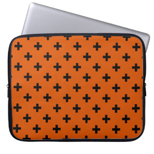 Schwarze Polka-Kreuze auf Orange Laptopschutzhülle