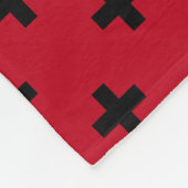 Schwarze Polka Kreuze auf rot Fleecedecke (Ecke)