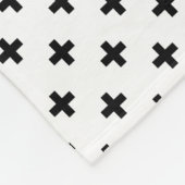 Schwarze Polka-Kreuze auf Weiß Fleecedecke (Ecke)