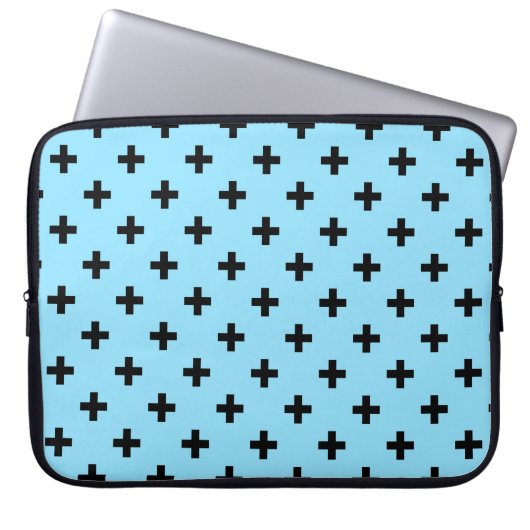 Schwarze Polka kreuzt in Babyblau Laptopschutzhülle (Vorderseite)