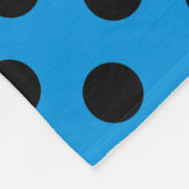 Schwarze Polka Punkte am Himmel blau Fleecedecke (Ecke)