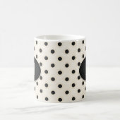Schwarze Polka Punkte auf antikem Weiß Mit Monogra Kaffeetasse (Mittel)